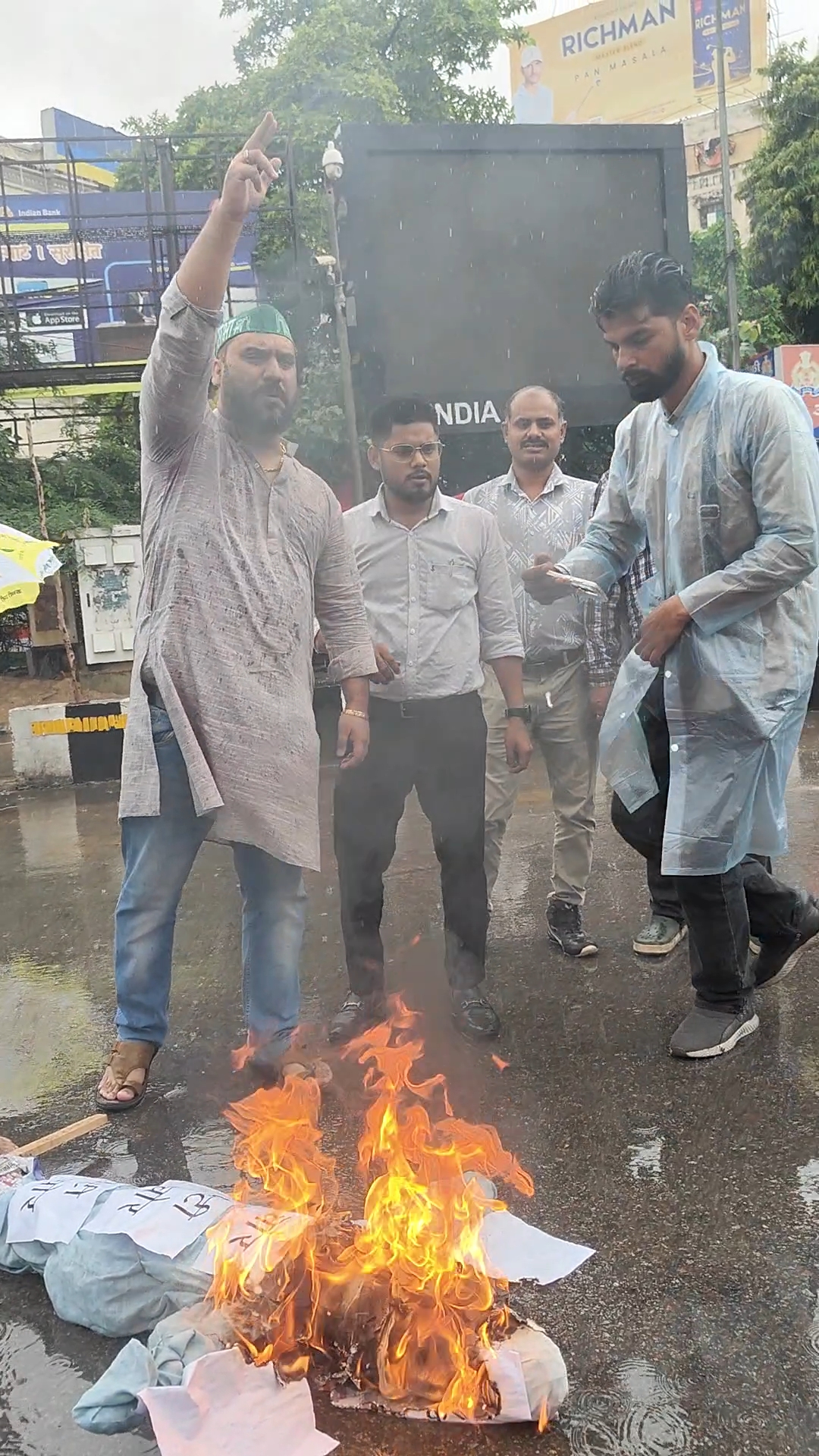 आरएलडी ने बारिश के बीच सपा के खिलाफ प्रदर्शन किया।