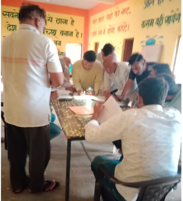 खातों में गड़बड़ी से परेशान ग्रामीण।