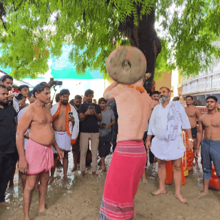 तुलसी घाट के अखाड़े में विदेश से आए हर्बर्ट ने 21 किलो की गदा घुमाई।