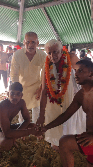 तुलसी घाट पर दंगल का हुआ। अखाड़े में मुकाबला देखने के लिए बड़ी संख्या में लोग पहुंचे।