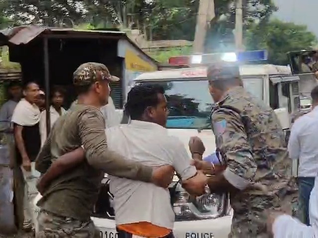 सड़क जाम कर रहे लोगों को पुलिस ने हिरासत में ले लिया।