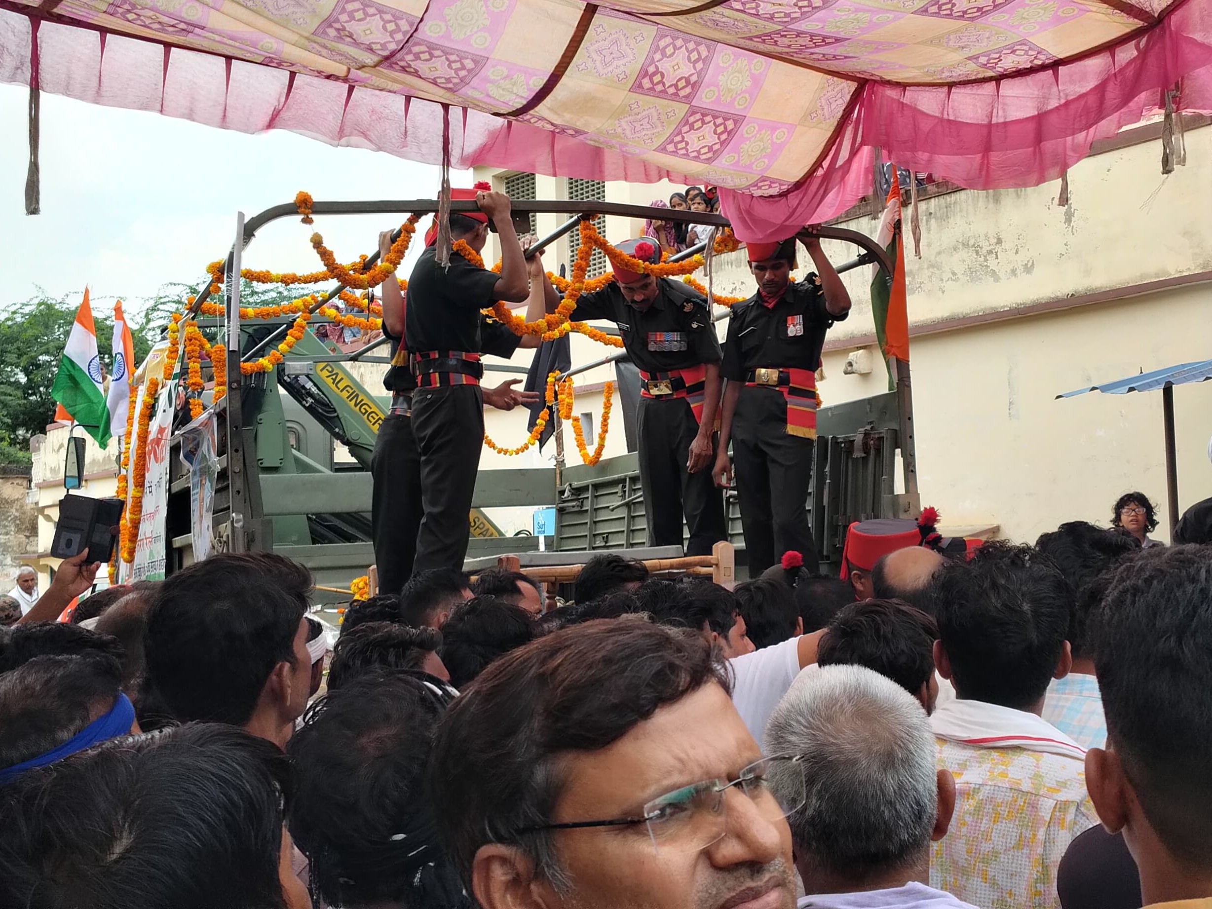पैतृक गांव ककराना में शव पहुंचने पर तिरंगा यात्रा निकाली।
