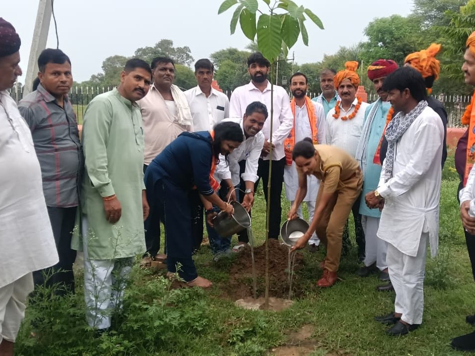 कार्यक्रम में प्रशासनिक अधिकारियों, कृषि विभाग के अधिकारियों, शिक्षकों, समाजसेवियों और नागरिकों ने भाग लिया।