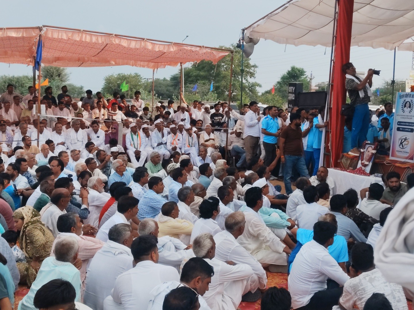 खेल मैदान में मौजूद दर्शक।