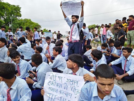 छात्रों के हाथ पोस्टर थे। इन पर समाज कल्याण विभाग के खिलाफ नारे लिखे हुए थे।