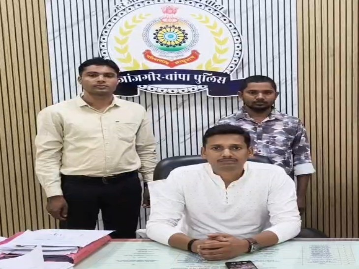 कई जिलों के लोगों से ठगी का आरोप, मोबाइल-हेडफोन और चैटिंग के साक्ष्य जब्त - Dainik Bhaskar