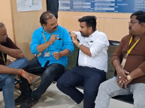 साथी कर्मचारियों का आरोप है कि फैक्ट्री में सुरक्षा मानकों की अनदेखी की जा रही है।