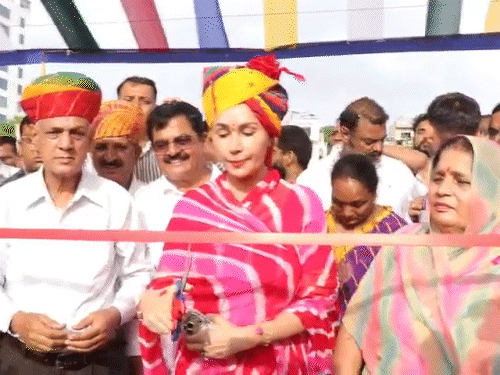 दीया कुमारी ने फीता काटकर विकास कार्यों को शुरू किया।