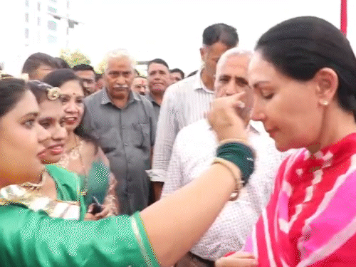 विकास कार्यों के शुभारंभ और लोकार्पण के अवसर पर स्थानीय लोगों ने दीया कुमारी का स्वागत किया।