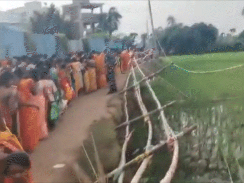 भगदड़ की वजह से बैरिकेडिंग टूट गई। लोग दूसरे रास्ते से जाते दिखे।