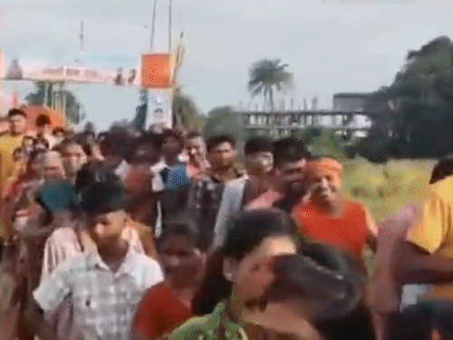सावन के तीसरे सोमवार पर दर्शन के लिए करीब 50 हजार भक्त मंदिर पहुंचे।