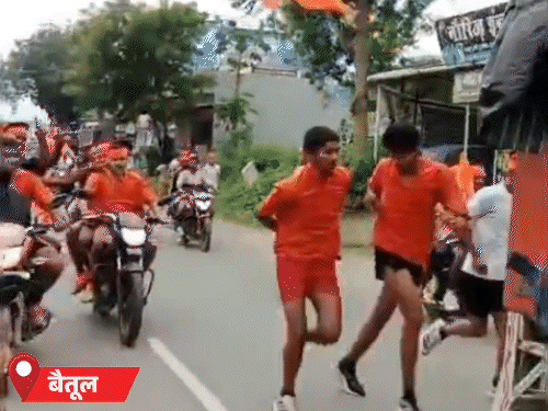 75 किलोमीटर की दूरी दौड़ते हुए पूरी कर रहे 150 युवाओं की डाक कावड़ यात्रा सारणी के मठारदेव धाम पहुंच रही है।