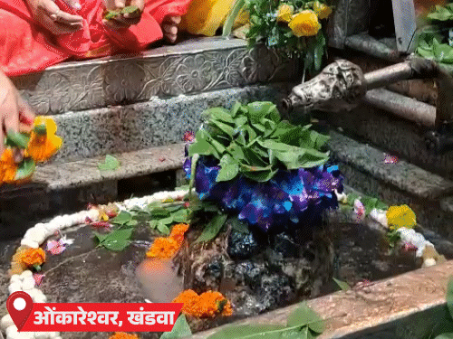 बाबा ओंकार का फूलों और बेलपत्र से श्रृंगार किया गया है।