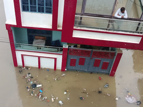 NDRF ने नावों से लोगों को रेस्क्यू किया; 25 शहरों में बारिश, 75 में अलर्ट|उत्तरप्रदेश,Uttar Pradesh - Dainik Bhaskar