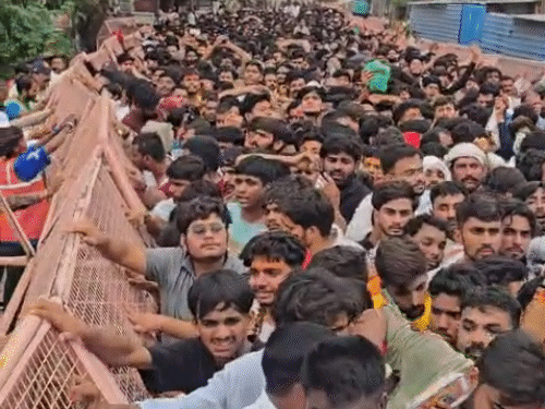 गर्दीचा दबाव वाढल्याने अनेक भाविकांची तब्येत बिघडली.