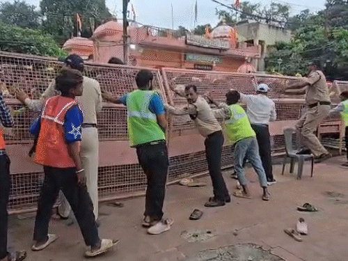 नागचंद्रेश्वर मंदिराच्या दर्शनासाठी उज्जैनमध्ये मोठी गर्दी उसळली.
