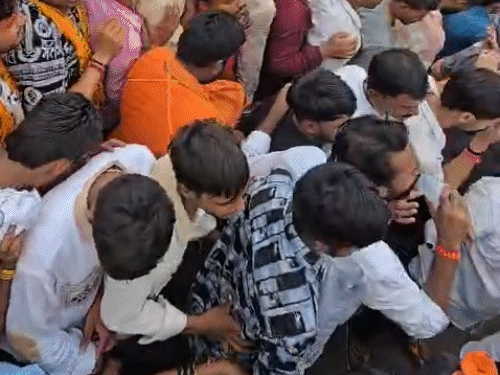 हरसिद्धी मंदिरासमोर बॅरिकेडिंग केलेल्या परिसरात गर्दीचा दबाव वाढला.