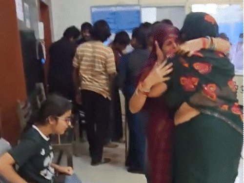 घाबरल्यानंतर बेशुद्ध अवस्थेत जिल्हा रुग्णालयात दाखल करण्यात आले.