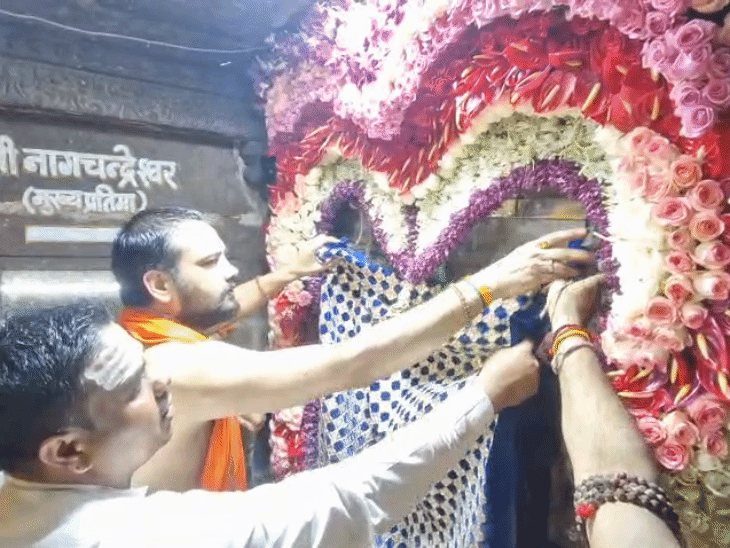 रात ठीक 12 बजे भगवान नागचंद्रेश्वर के पट खोले गए।