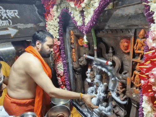 इसके बाद पुजारी ने विधिवत पूजन शुरू किया।