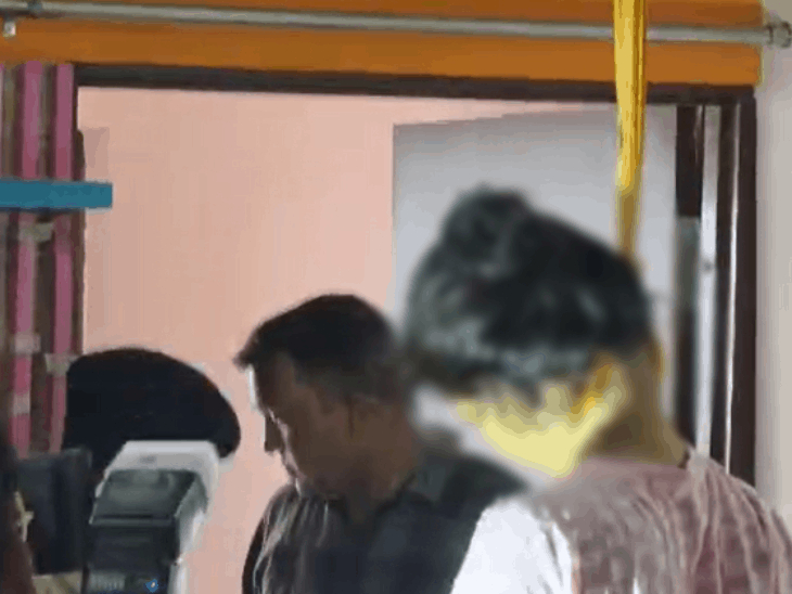 नवविवाहिता की मौत की सूचना मिलने पर मौके पर पहुंची पुलिस की टीम।