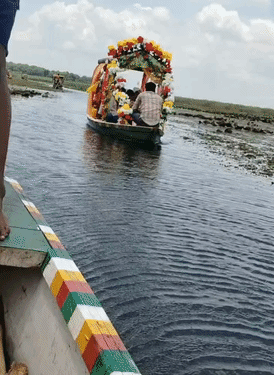 कावर झील में गर्मियों और सर्दियों के मौसम में सैलानियों की भीड़ उमड़ती है।