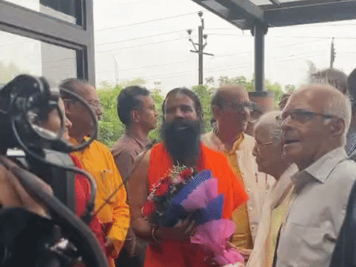 रायपुर में एक कार्यक्रम में पहुंचे योग गुरु बाबा रामदेव।