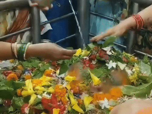 दर्शन-पूजन के लिए श्रद्धालु मंदिर पहुंच रहे।