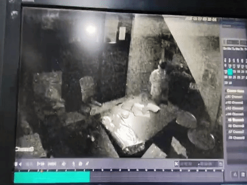 दफ्तर में घूमता चोर CCTV में कैद हो गया।