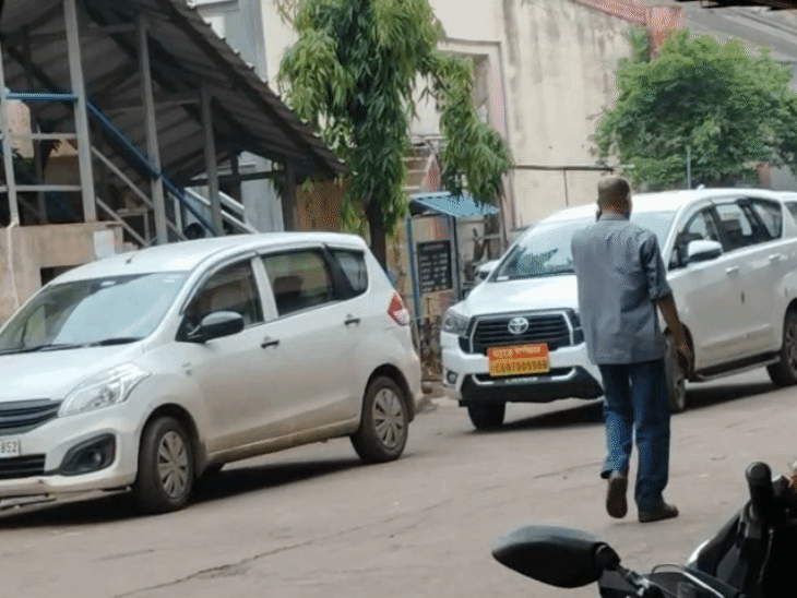 दिल्ली के साथ रायपुर और दुर्ग की सीबीआई टीम के अधिकारी भी शामिल थे।