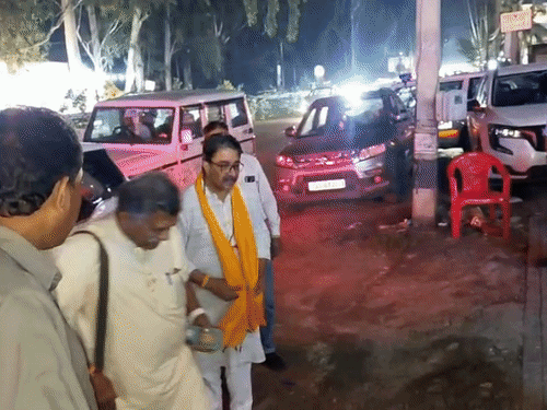 पठाणकोटमध्ये भाजप जिल्हा प्रवक्ते योगेश ठाकूर यांनी परांडे यांचे स्वागत केले.