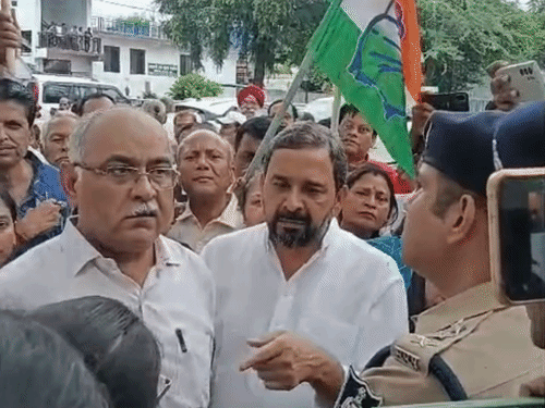 पुलिस टीम के सामने अपनी बात रखते कांग्रेसी।