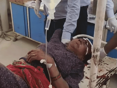 दो घायलों को गंभीर हालत में रेफर किया गया है।