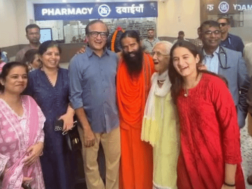 रायपुर के इट्सा हॉस्पिटल पहुंचे योग गुरु बाबा रामदेव