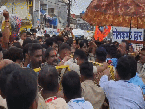 भारी भीड़ से बैरिकेडिंग पर दबाव बढ़ने लगा, सुरक्षाकर्मी इसे संभालने में लगे रहे।