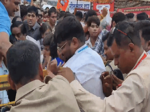 भारी दबाव के चलते बैरिकेडिंग टूट गई और लोग नीचे गिर गए।