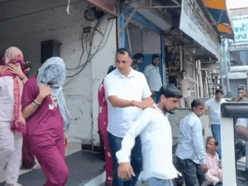 सीकर में कोतवाली पुलिस ने सोमवार को बजाज रोड पर कॉम्प्लेक्स में संचालित स्पा सेंटर पर छापेमारी की। पुलिस ने 4 युवतियों और एक युवक को पकड़ा है।
