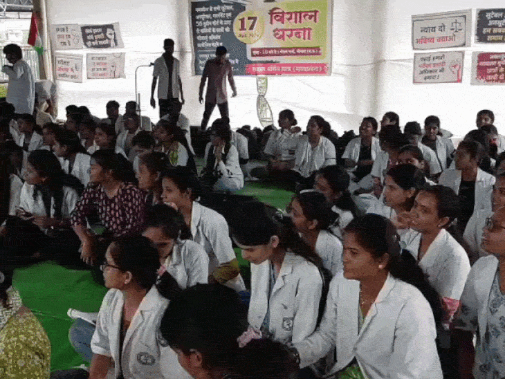 सुबह से ही पहुंचे छात्र