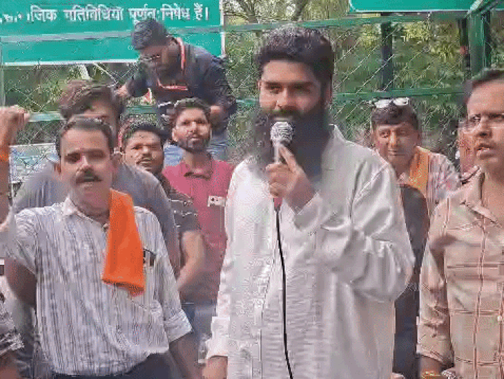 टैक्सी चालक संघ ने नॉन-कमर्शियल यानी प्राइवेट नंबर वाले कार, बाइक और ई-रिक्शा पर रोक लगाने की मांग की है।