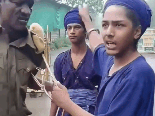 होमागर्ड जवान को पकड़ कर खड़ा निहंग।