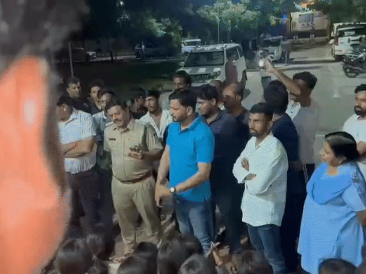 रास्ते में पुलिस ने समझाने की कोशिश की, लेकिन बच्चियां थाने जाने पर अड़ी रहीं।