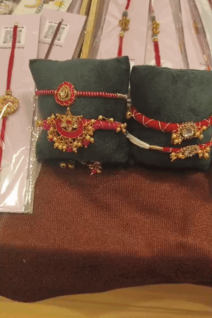 सबसे ज्यादा ट्रेंडिंग कश्मीरी वॉच राखियां हैं।