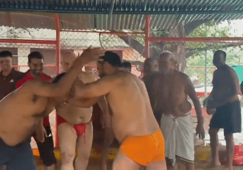 भाजपा पार्षद राम सिंह कल्लू (लगोंट) और सपा नेता अमन यादव (हॉफ पैंट) के बीच मुकाबला हुआ।