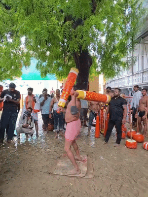 दंगल में पहलवानों ने शानदार दांव-पेंच दिखाए। साथ ही कुश्ती कला का प्रदर्शन किया।