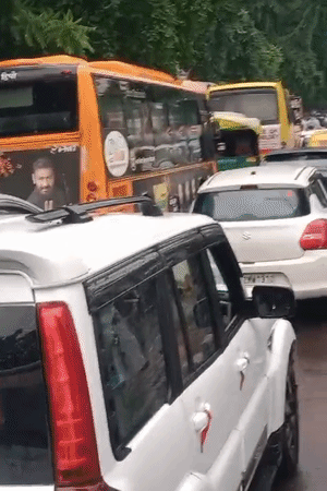 छात्राओं के जाम लगाने से लखनऊ-हरदोई ब्लॉक हो गया। यह हाईवे शाहजहांपुर होते हुए दिल्ली-एनसीआर जाता है।