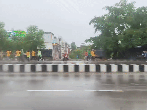 छात्राएं लखनऊ-हरदोई हाईवे पर रॉन्ग साइड में किनारे-किनारे दौड़ने लगीं। पुलिस उनके पीछे दौड़ी।