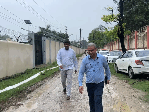 समाज कल्याण विभाग के प्रमुख सचिव अनुराग यादव (पीछे) विद्यालय पहुंचे। वह कुछ दूर तक कीचड़ में पैदल चले। उनके आगे-आगे उनके पीए हैं।