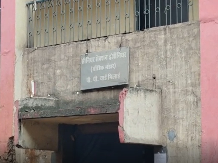 सीबीआई की टीम ने सीनियर डीएमई के कार्यालय को अपने कब्जे में लेकर जांच की।