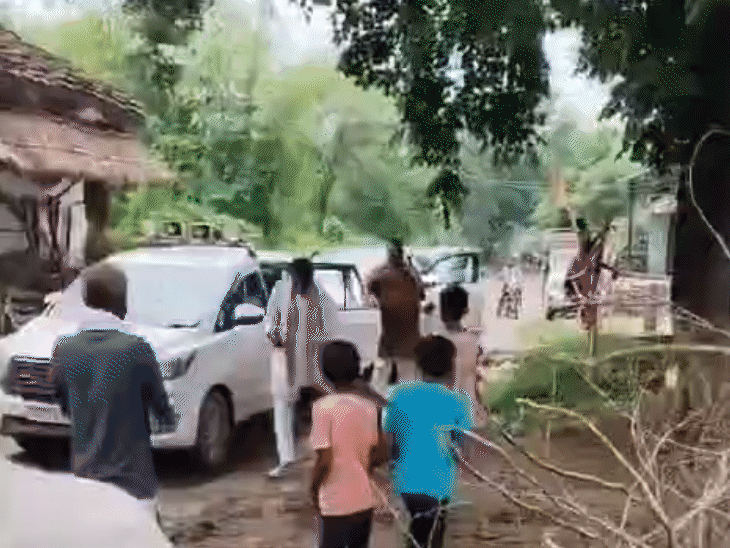छतरपुर में एक गांव के बच्चों ने मंत्री दिलीप अहिरवार का काफिला रोक लिया।