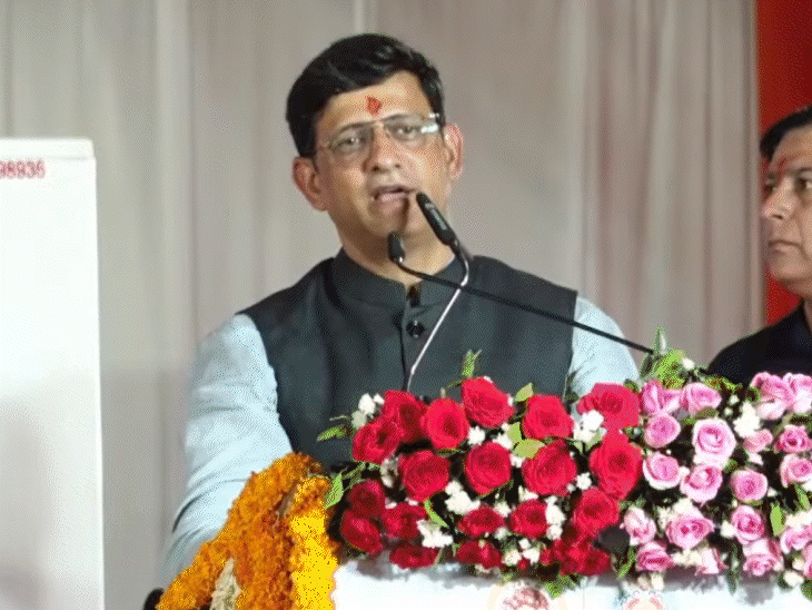 इंदौर के महापौर गलती से कैलाश विजयवर्गीय को जल संसाधन मंत्री कह गए।